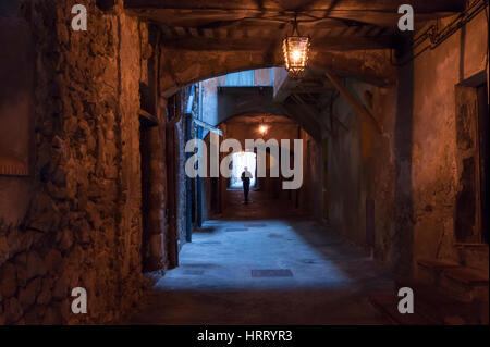 Blick auf die mittelalterliche Rue Obscure (Dunkle Straße), ein historisches Denkmal im mittelalterlichen Herzen von Villefranche-sur-Mer, Provence, französische Riviera Stockfoto