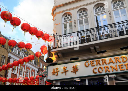 Chinesische Laternen schmücken Wardour Street für Silvester Stockfoto