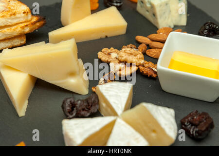verschiedene Arten von Käse mit getrockneten Früchten hautnah Stockfoto