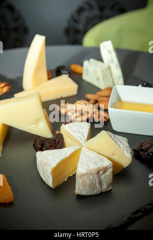 verschiedene Arten von Käse mit getrockneten Früchten hautnah Stockfoto