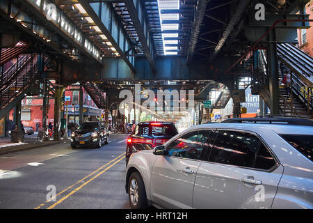 NEW YORK CITY - 5. Oktober 2016: Autos fahren am Broadway unter der Hochbahn-Strecke bei Marcy Av, in Williamsburg Stockfoto