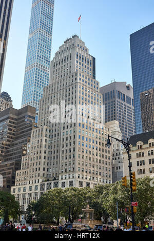 NEW YORK CITY - 23. September 2016: Hochhaus und Wolkenkratzer erreichen für den Himmel um Grand Army Plaza Stockfoto