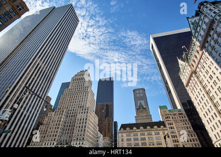 NEW YORK CITY - 23. September 2016: Hochhaus und Hochhäuser rund um Grand Army Plaza an einem klaren sonnigen Tag Stockfoto