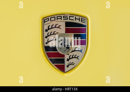 Kiew, Ukraine - 7. August 2016: Porsche Wappen. Ferdinand Porsche gründete das Unternehmen im Jahr 1931. Stockfoto