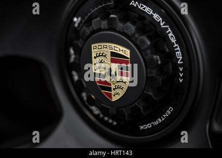 Kiew, Ukraine - 7. August 2016: Porsche Wappen. Ferdinand Porsche gründete das Unternehmen im Jahr 1931. Stockfoto