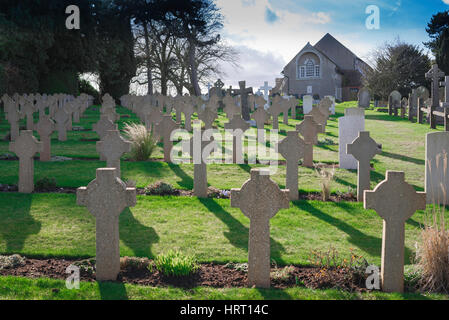 Der Friedhof bei St. Mary Shotley enthält eine Marine Commonwealth-Kriegsgräber-Website, die letzte Ruhestätte von vielen jungen Matrosen, Shotley Suffolk, UK Stockfoto