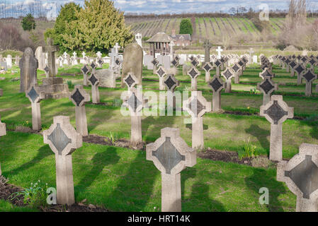 Der Friedhof bei St. Mary Shotley enthält eine Marine Commonwealth-Kriegsgräber-Website, die letzte Ruhestätte von vielen jungen Matrosen, Shotley Suffolk, UK Stockfoto