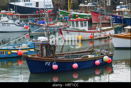 Fischerboote im Hafen von Mevagissey Stockfoto