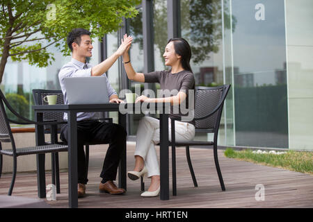 Junges Unternehmen Person zuerst im Straßencafé Stockfoto