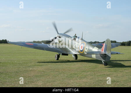 Alten Flugmaschine Unternehmen Spitfire IX MH434 Hochfahren der Merlin-Motor bei Rougham vor einer Anzeige. Stockfoto