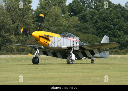 Wilder Frankie, die P - 51D Mustang von der alten Flugmaschine Firma landet auf einer Airshow in Rougham in Suffolk geflogen. Stockfoto