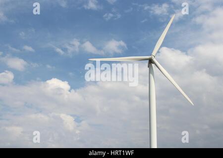 Windturbine gegen bewölktem Himmel Stockfoto