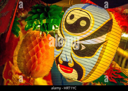 Abend auf Pagoda Street, Masken Chinatown, Lampignon, Götter Gesicht, Chinatown, Singapur, Asien, Singapur Stockfoto