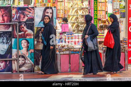 Frauen mit Kopftüchern während shopping Straßen Szenen, Serangoon Road, Little India Bezirk, Singapur, Asia, Singapur Stockfoto