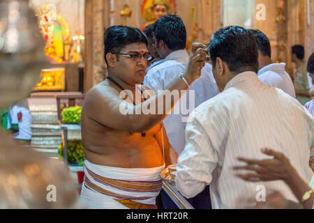 Priester, Gläubigen im Tempel Sri Veeramakaliamman, Serangoon Road, Hindu-Tempel, wenig Indien Bezirk, Singapur, Asien, Singapur Stockfoto