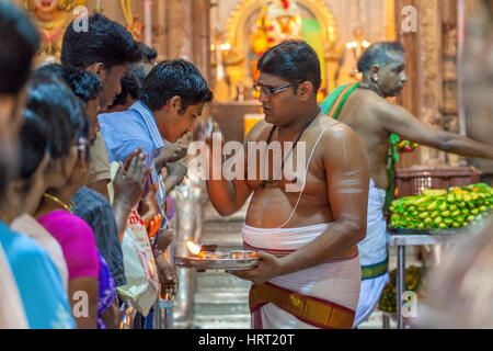 Priester, Gläubigen im Tempel Sri Veeramakaliamman, Serangoon Road, Hindu-Tempel, wenig Indien Bezirk, Singapur, Asien, Singapur Stockfoto