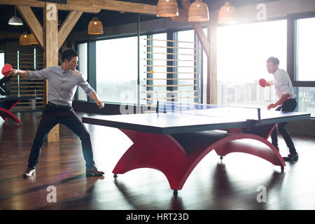 Jungunternehmer, Pingpong spielen Stockfoto