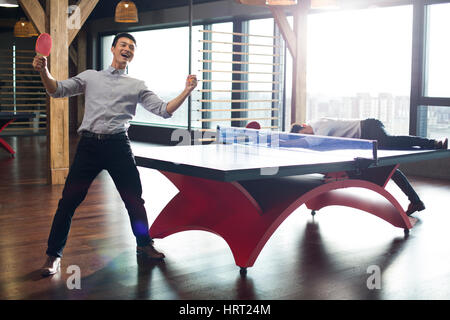 Jungunternehmer, Pingpong spielen Stockfoto