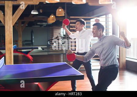 Jungunternehmer, Pingpong spielen Stockfoto