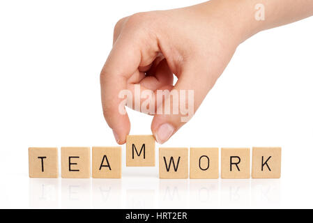 Hand baut die Wort Teamarbeit auf weißem Hintergrund Stockfoto