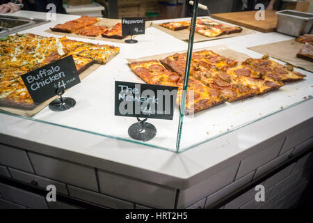 Detroit Stil Pizza in die neue Whole Foods Market in Newark, New Jersey am Eröffnungstag Mittwoch, 1. März 2017. Der Store ist die Kette 17. soll in New Jersey. Die 29.000 qm große Store befindet sich in der sanierten ehemaligen Hahne & Co. Kaufhaus Gebäude wird als ein Vorbote der Neubelebung der Newark gesehen, nie vollständig von den Unruhen in den 1960er Jahren erholt.  (© Richard B. Levine) Stockfoto