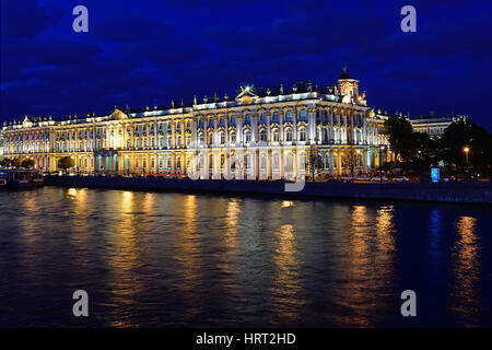 Blick auf den Winterpalast von der Schlossbrücke auf Newa während der weißen Nächte in St. Petersburg. Im Fluss reflektiert das Licht der Straße Stockfoto