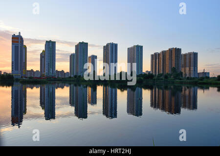 Die Reflexion der Gebäude der Wohn komplexe Sofia in einem Teich bei Sonnenuntergang. Stockfoto