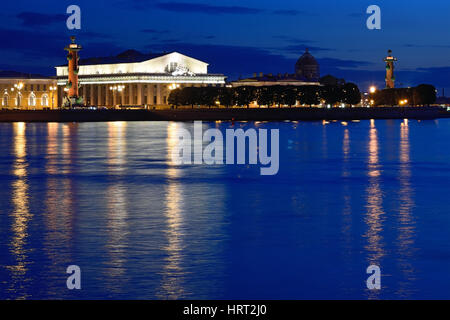 Große Ansicht Spieß von Vasilievsky Insel, Rostral Spalten und das Marinemuseum aus dem Palast Damm mit der Reflexion von Licht in den Fluss Newa Stockfoto