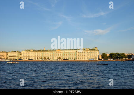 Blick auf den Winterpalast von der Schlossbrücke im Sommer. Stockfoto