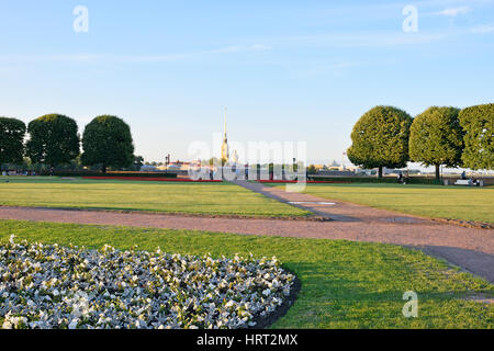 Der Blick auf den Pfeil und IN der Peter- und -Paul-Festung auf Vasilevsky Insel im Sommer. Stockfoto