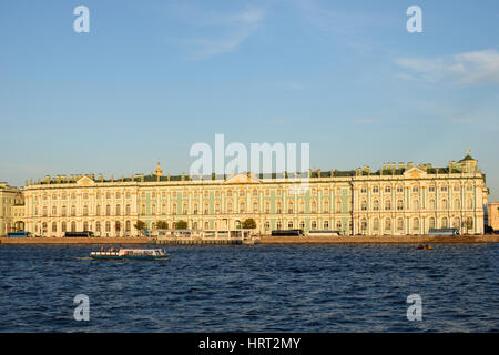 Blick auf den Winterpalast von der Schlossbrücke im Sommer. Stockfoto