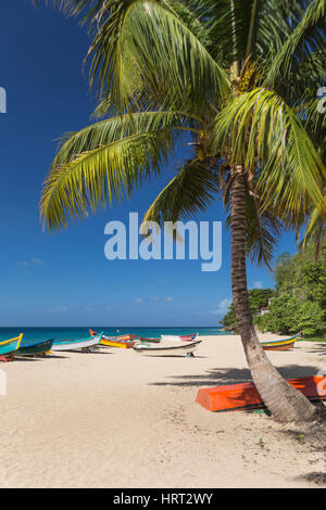 BUNT BEMALTEN YOLA ANGELN BOOTE CRASH BOAT STRAND AGUADILLA PUERTO RICO Stockfoto