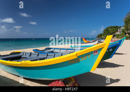 REIHE VON BUNT BEMALTEN YOLA ANGELN BOOTE CRASH BOAT BEACH AGUADILLA PUERTO RICO Stockfoto