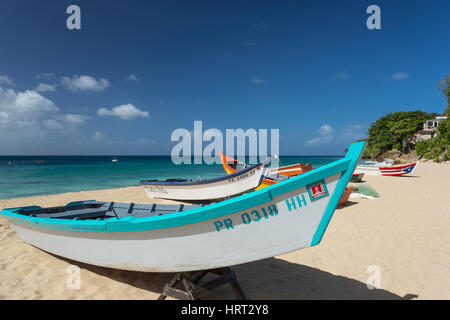 Krähe von hell lackiert YOLA FISHING Boote CRASH BOAT BEACH AGUADILLA PUERTO RICO Stockfoto
