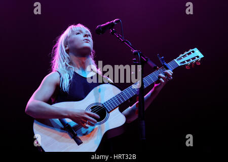 BARCELONA - 1 JUN: Laura Marling führt auf San Miguel Primavera Sound Festival am 1. Juni 2012 in Barcelona, Spanien. Stockfoto