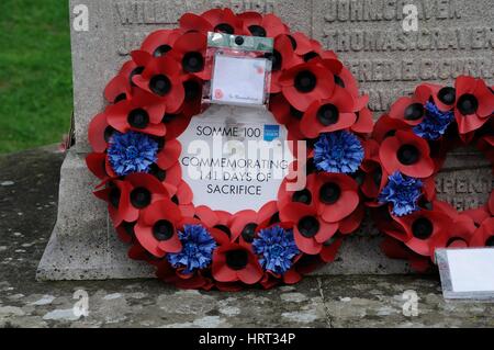 Krieg-Denkmal, Stanwick, Northamptonshire. Kranz zum Gedenken an 100 Jahr-Jubiläum an der Somme und die 141 Tage des Opfers. Stockfoto