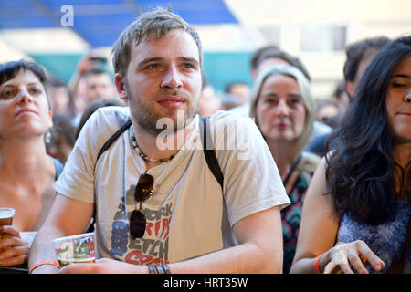 BARCELONA - JUN 12: Ein Mann aus dem Publikum am Sonar Festival am 12. Juni 2014 in Barcelona, Spanien. Stockfoto