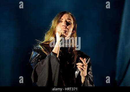BARCELONA - 14 JUN: Lykke Li (Sängerin und Songwriterin aus Schweden) führt auf Sonar Festival am 14. Juni 2014 in Barcelona, Spanien. Stockfoto