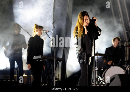 BARCELONA - 14 JUN: Lykke Li (Sängerin und Songwriterin aus Schweden) führt auf Sonar Festival am 14. Juni 2014 in Barcelona, Spanien. Stockfoto