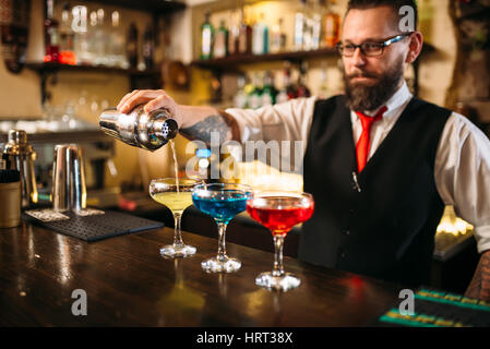 Barkeeper machen Alkohol Cocktails in Nachtclub Stockfoto