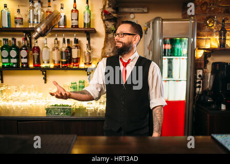 Barkeeper mit Shaker zeigen Trick hinter einer Bar Theke. Moderne Club-Nachtleben Stockfoto