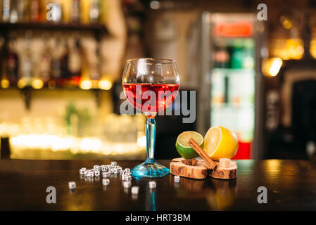 Getränke in Glas, Lime, Zitrone, Salz und Würfel auf hölzernen Theke Stockfoto
