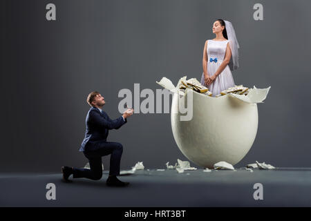 Bräutigam macht den Vorschlag, Braut werden aus der Schale geschlüpft Stockfoto