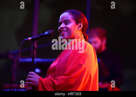 BARCELONA - SEP-23: Seinabo Sey (Soul Pop-Sänger unterzeichneten bei Universal Music Label) führt am Barcelona Accio musikalische (BAM) La Merce Festival am Septe Stockfoto