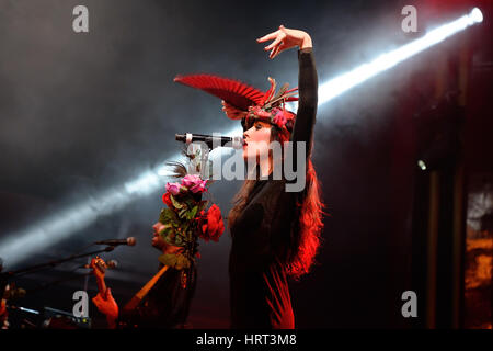 BARCELONA - DEC 05: Fuel Fandango (Elektro, Funk, Fusion und Flamenco-Band) führt auf Apolo (Ort) am 5. Dezember 2014 in Barcelona, Spanien. Stockfoto