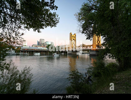 Tower Bridge von Sacramento-Kalifornien Stockfoto