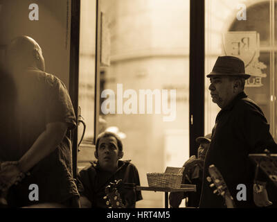 Kuba-Band und Tänzerin in einem Restaurant in Havanna Stockfoto