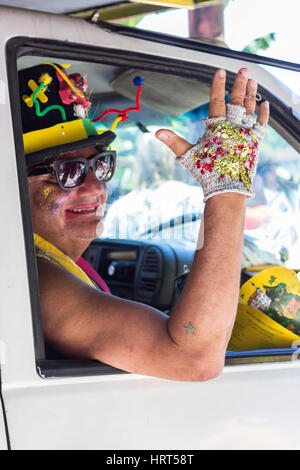 9. Februar 2016 - Rio De Janeiro, Brasilien - kaukasischen Mann tragen bunte Kostüme und lächelnd während Karneval Street Parade der Bloco Carmelitas auf S Stockfoto