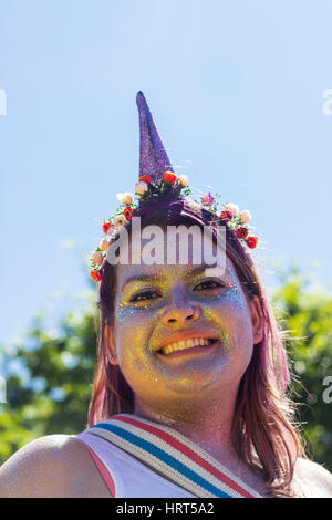 9. Februar 2016 in Glitzer lächelnd während Karneval 2016 Streetparade - Rio De Janeiro, Brasilien - brasilianische Frau auf Einhorn Kostüm mit Haut bedeckt Stockfoto