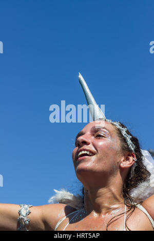 9. Februar 2016 - Rio De Janeiro, Brasilien - junge Brasilianerin in Einhorn Kostüm beim Karneval 2016 Streetparade Stockfoto